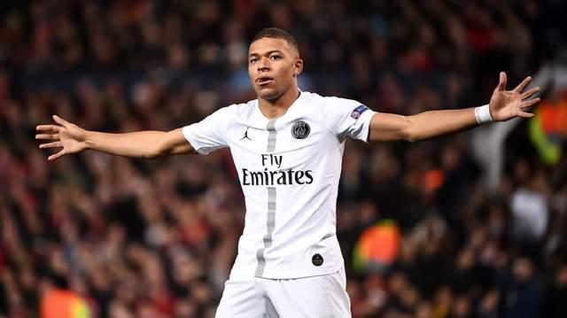 球星压哨三分把比赛送进加时（巨星压哨三分扳平，比赛拖入加时）