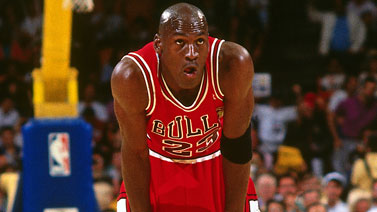 皇家马德里有意出人意料地任命阿隆索为新任主教练，而伯纳乌球员则被指控“扰乱秩序”。（皇马拟爆冷启用阿隆索挂帅，伯纳乌球员被指“闹事”）