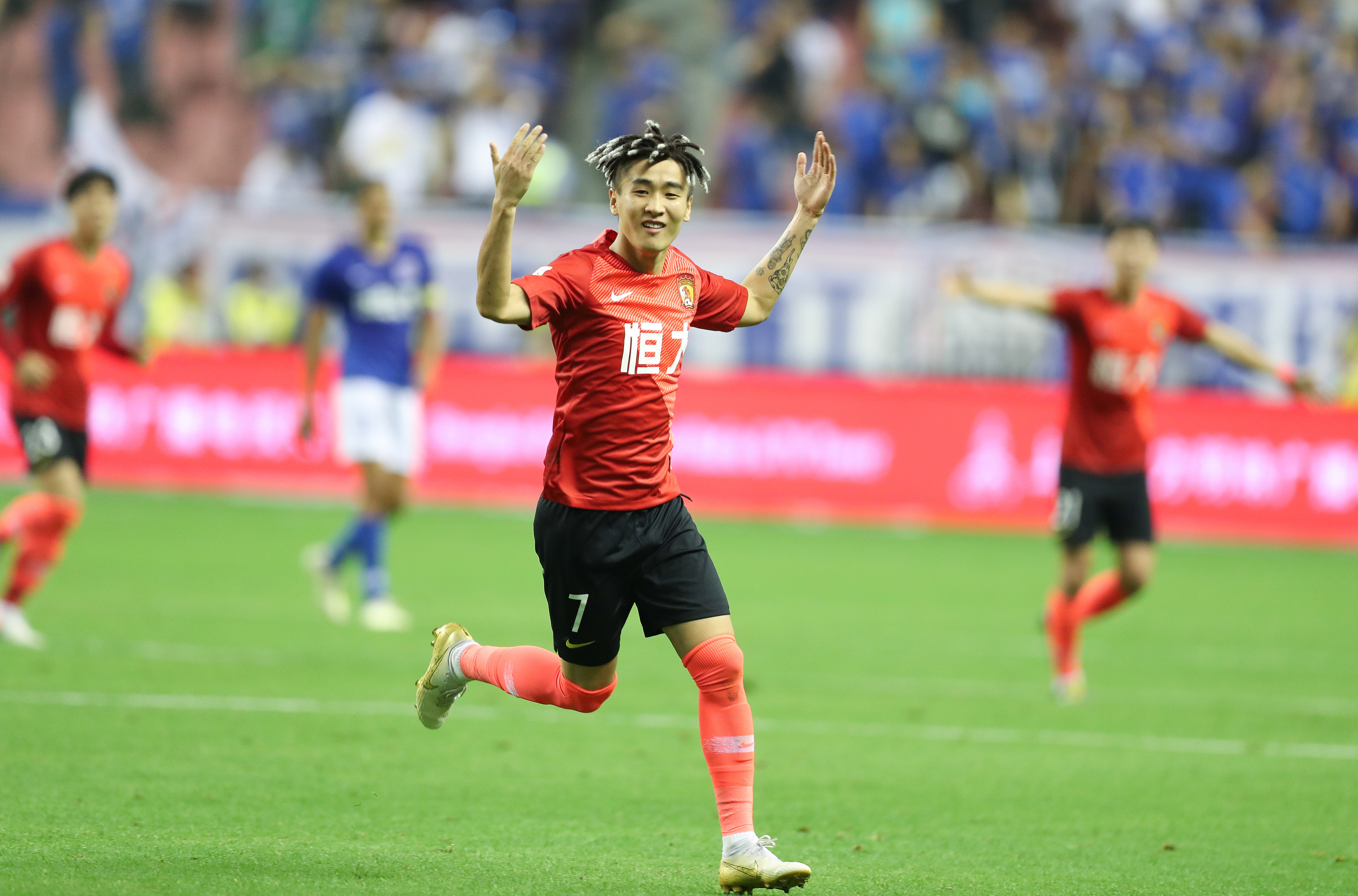 意甲半场：迈尼昂贡献神扑，AC米兰0-0拉齐奥（意甲半场战报：迈尼昂多次神扑救险，AC米兰0-0暂平拉齐奥）