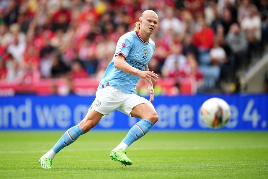 太阳报：萨拉赫今天驾驶劳斯莱斯离开训练基地，面无表情（太阳报：萨拉赫今日开劳斯莱斯驶离训练基地，表情冷峻）